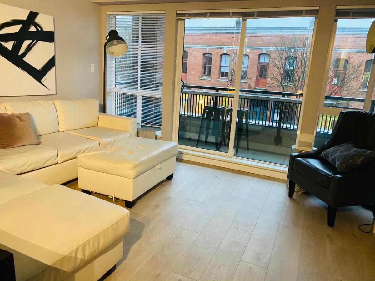 Downtown Heritage Condo With Parking Victoria Ngoại thất bức ảnh