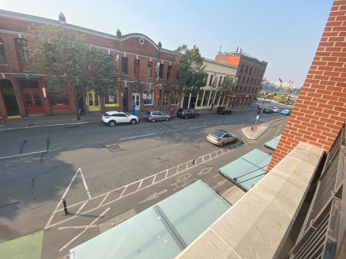 Downtown Heritage Condo With Parking Victoria Ngoại thất bức ảnh