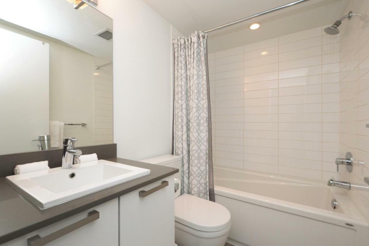 Downtown Heritage Condo With Parking Victoria Ngoại thất bức ảnh