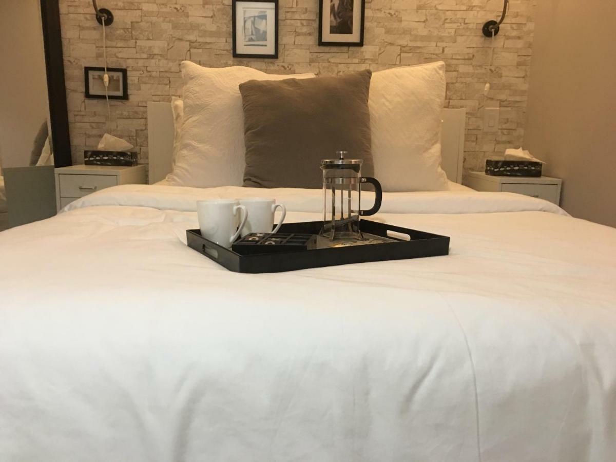 Downtown Heritage Condo With Parking Victoria Ngoại thất bức ảnh